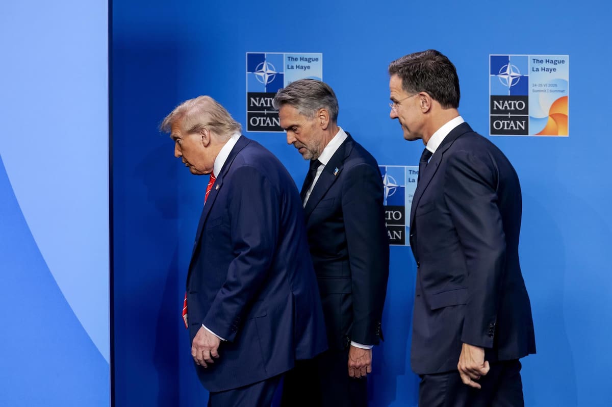 La Haya (Países Bajos), 25/06/2025.- El jefe de la OTAN, Mark Rutte (derecha), junto con el primer ministro saliente de los Países Bajos, Dick Schoof (centro), da la bienvenida al presidente de Estados Unidos, Donald Trump (izquierda), al Foro Mundial para la Cumbre de la OTAN en La Haya, Países Bajos, el 25 de junio de 2025. Por primera vez en la historia de la OTAN, los Países Bajos son anfitriones de una cumbre de la Alianza. | Crédito: EFE/EPA/ROBIN VAN LONKHUIJSEN