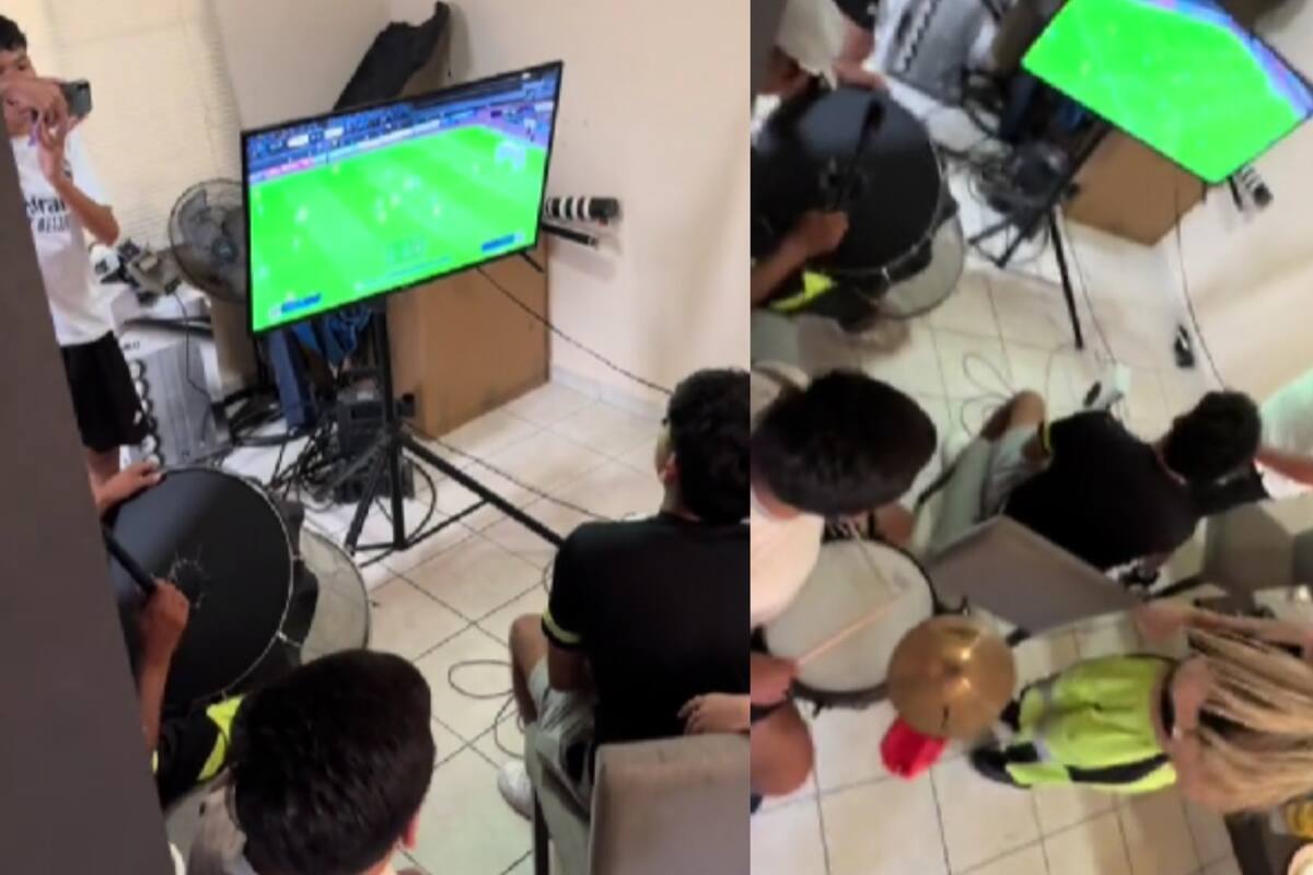 Un joven y sus amigos juegan al FIFA ambientados como si realmente estuvieran en un estadio