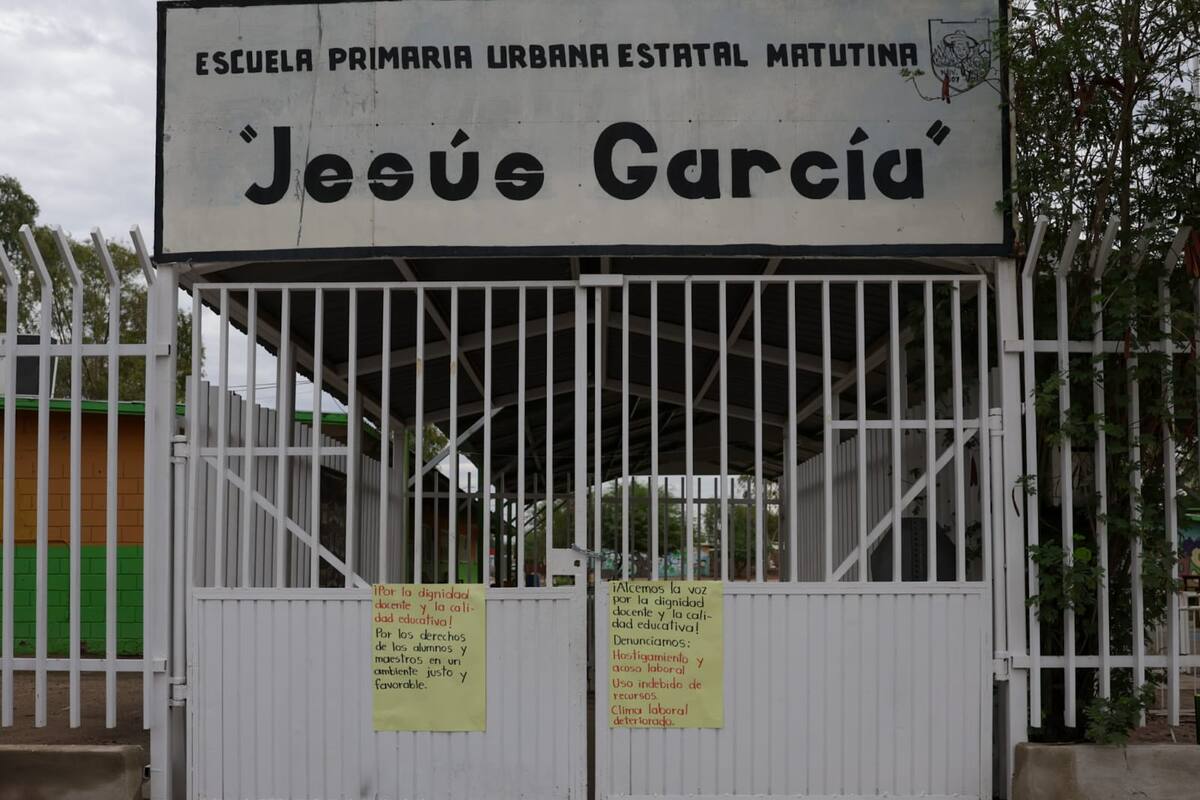 Continúa toma de escuela “Jesús García”; acusan a directora de abuso de poder