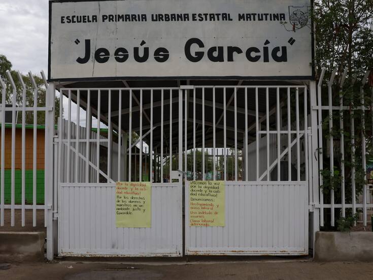 Continúa toma de escuela “Jesús García”; acusan a directora de abuso de poder