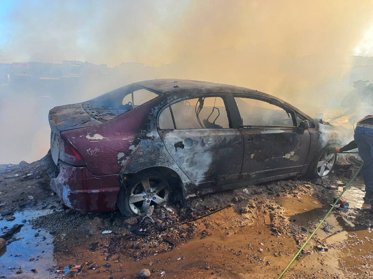 Al menos dos vehículos que estaban estacionados en la vúía pública también se incendiaron.