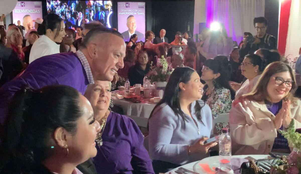 Miguel Ángel Badiola, candidato a la Alcaldía de Tijuana, se reúne con cientos de mujeres.