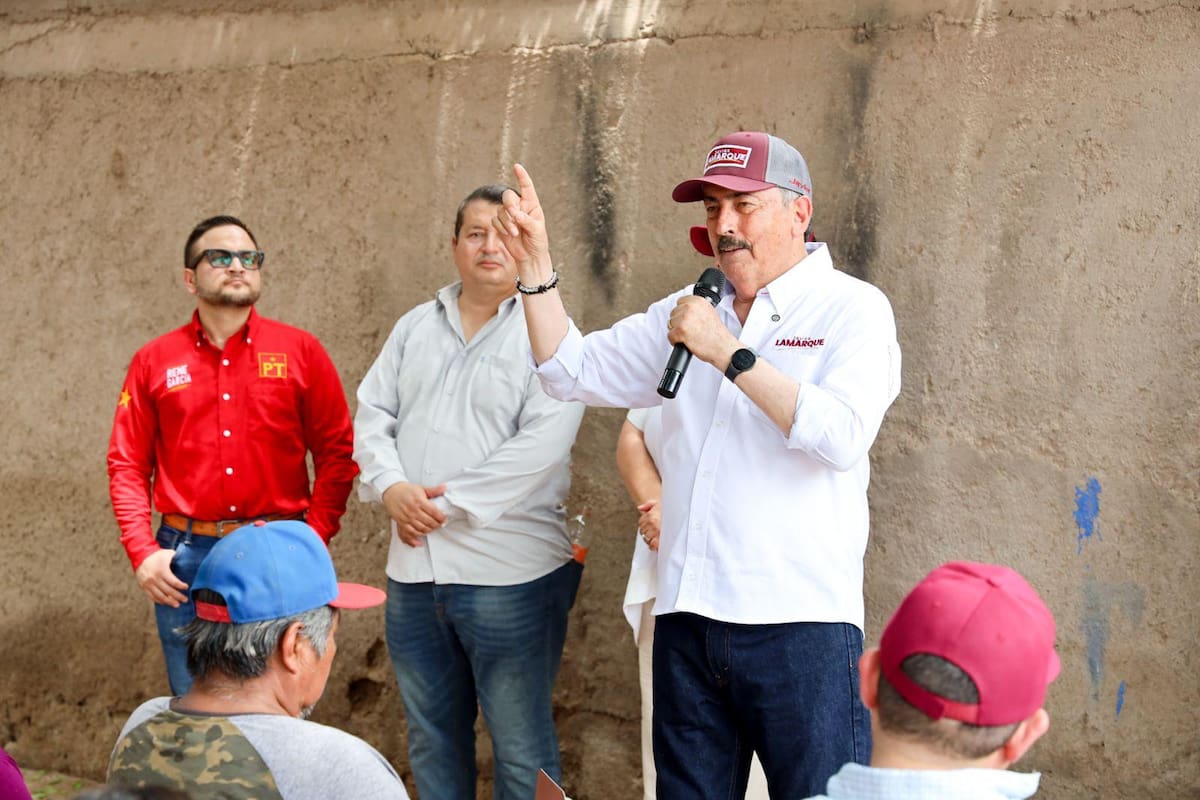 Comerciantes y vecinos del Poblado Miguel Alemán dialogan con Javier Lamarque