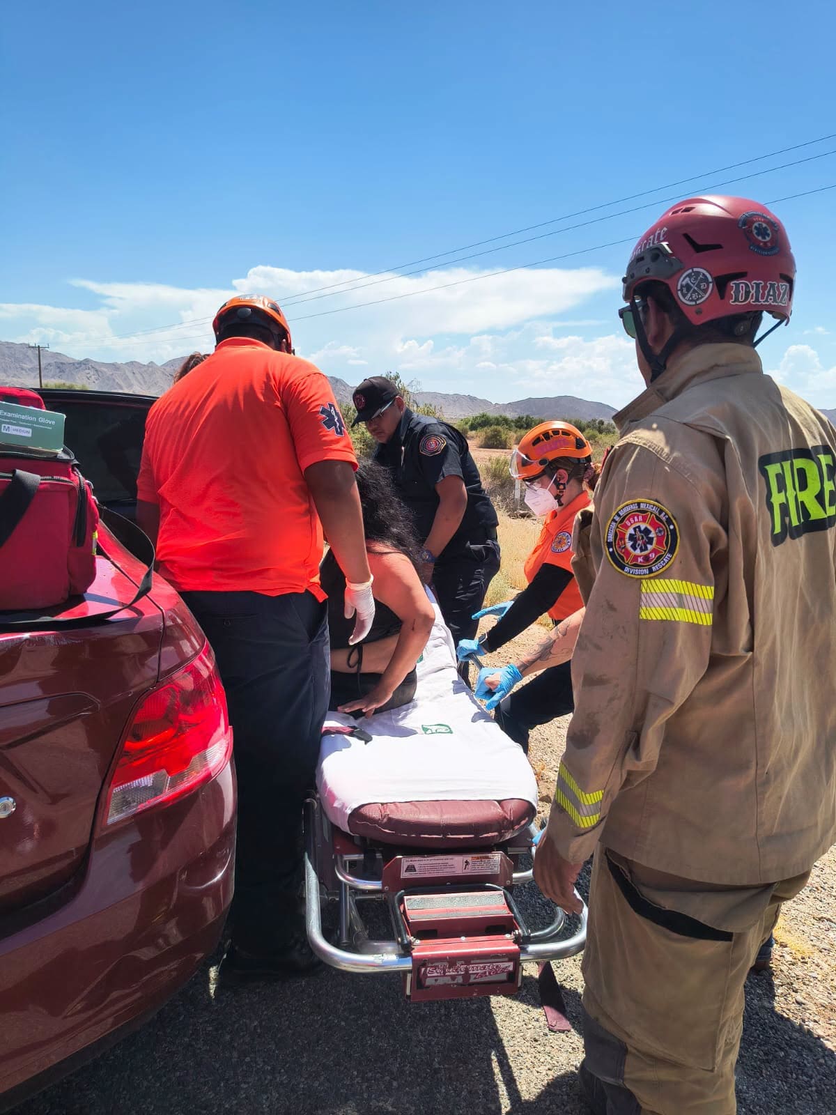 Una camioneta terminó volcada en la carretera a San Felipe; siete integrantes de una familia resultaron lesionados, entre ellos un bebé reportado en estado grave. Foto: Cortesía.