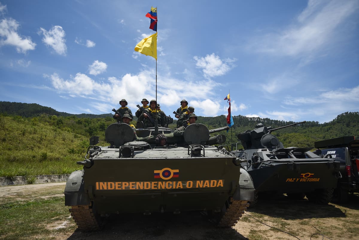 (250913) -- CARACAS, 13 septiembre, 2025 (Xinhua) -- Integrantes de la Fuerza Armada Nacional Bolivariana (FANB) a bordo de un vehículo blindado participan en una jornada de adiestramiento en el Fuerte Tiuna, en Caracas, Venezuela, el 13 de septiembre de 2025. El presidente de Venezuela y comandante en jefe de la FANB, Nicolás Maduro, convocó el viernes una masiva jornada de adiestramiento en 312 cuarteles y unidades militares en todo el país. (Xinhua/Marcos Salgado) (ms) (oa) (da)