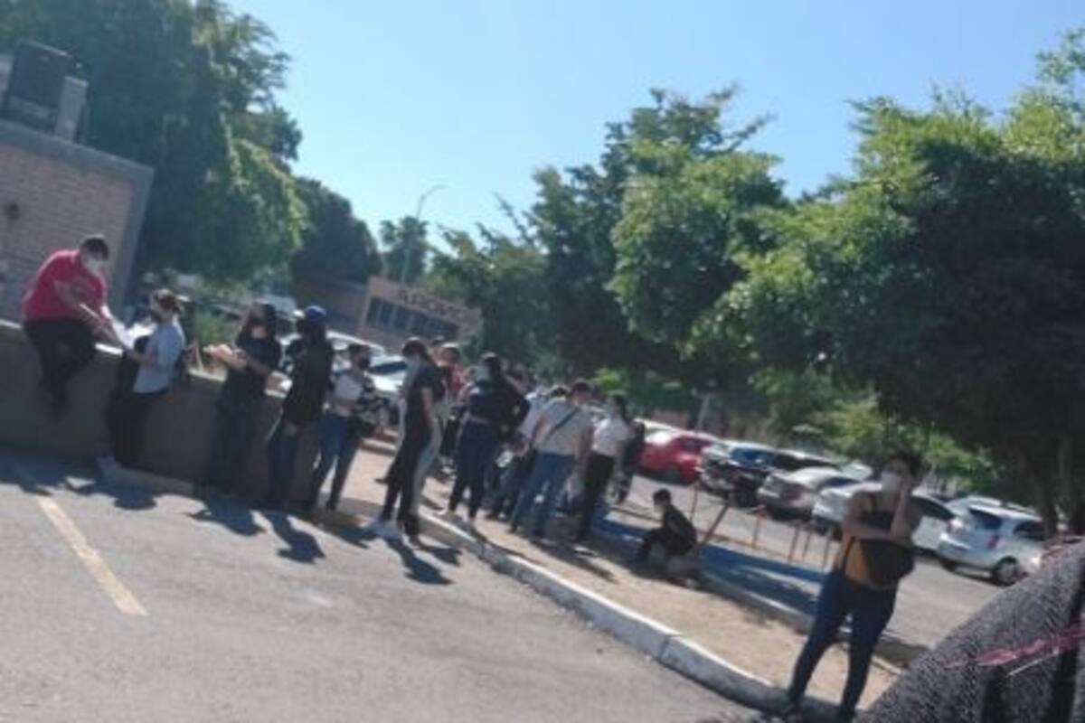 Beca Benito Juárez: Hasta cinco horas esperan estudiantes para recibir el primer pago