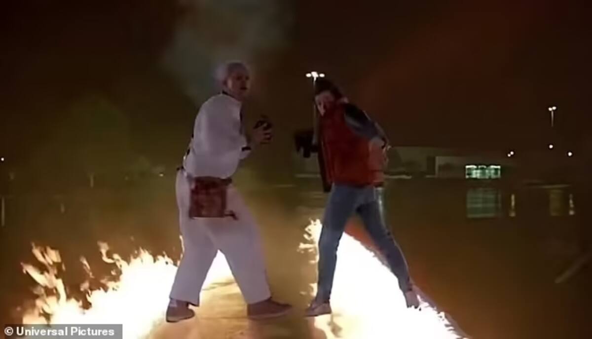 Tras el corte de cámara, el fuego aparece a un lado de Doc, sugiriendo un error en la continuidad. / Foto: Universal Pictures