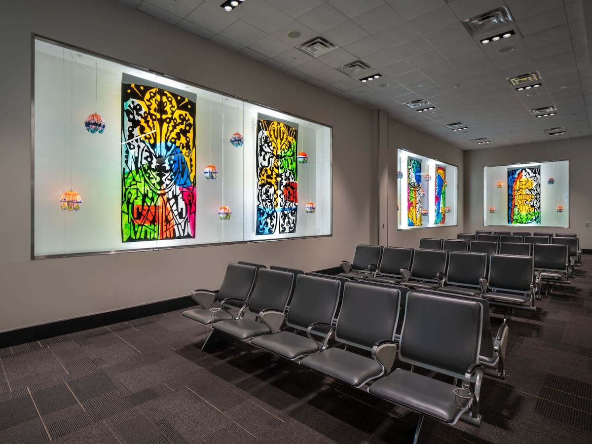 “Mirror Mirror” es una nueva exhibición temporal que se exhibe en la terminal 2 del Aeropuerto Internacional de San Diego. Foto: Cortesía