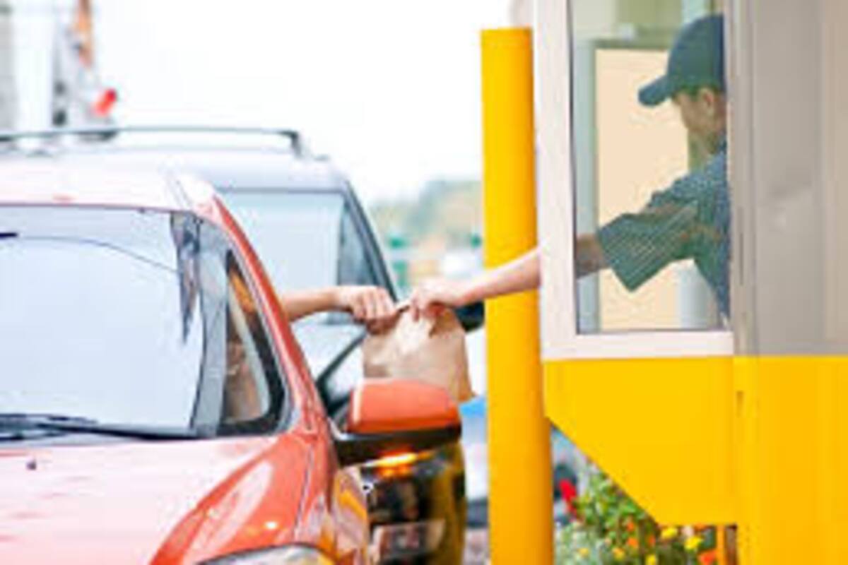 Empleada de auto servicio revela que hay una cámara oculta que capta a los clientes