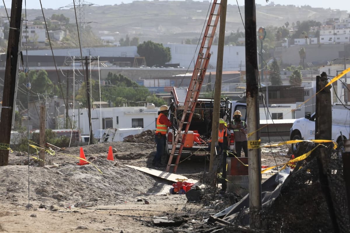 Desde la tarde del jueves, personal de Protección Civil les notificó que habitan en una zona de riesgo debido a su cercanía con la presa y la canalización del río Tijuana. Foto: Sergio Ortiz