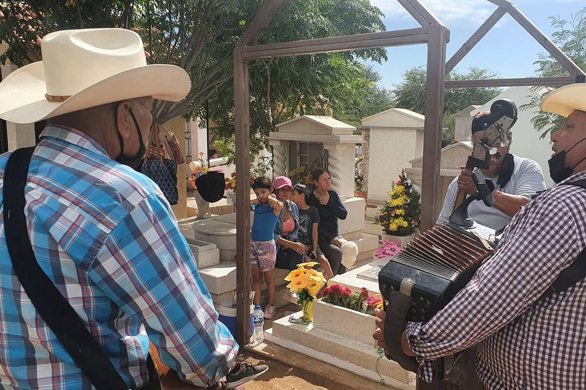 Familia le arregla la tumba a la abuela y le lleva serenata