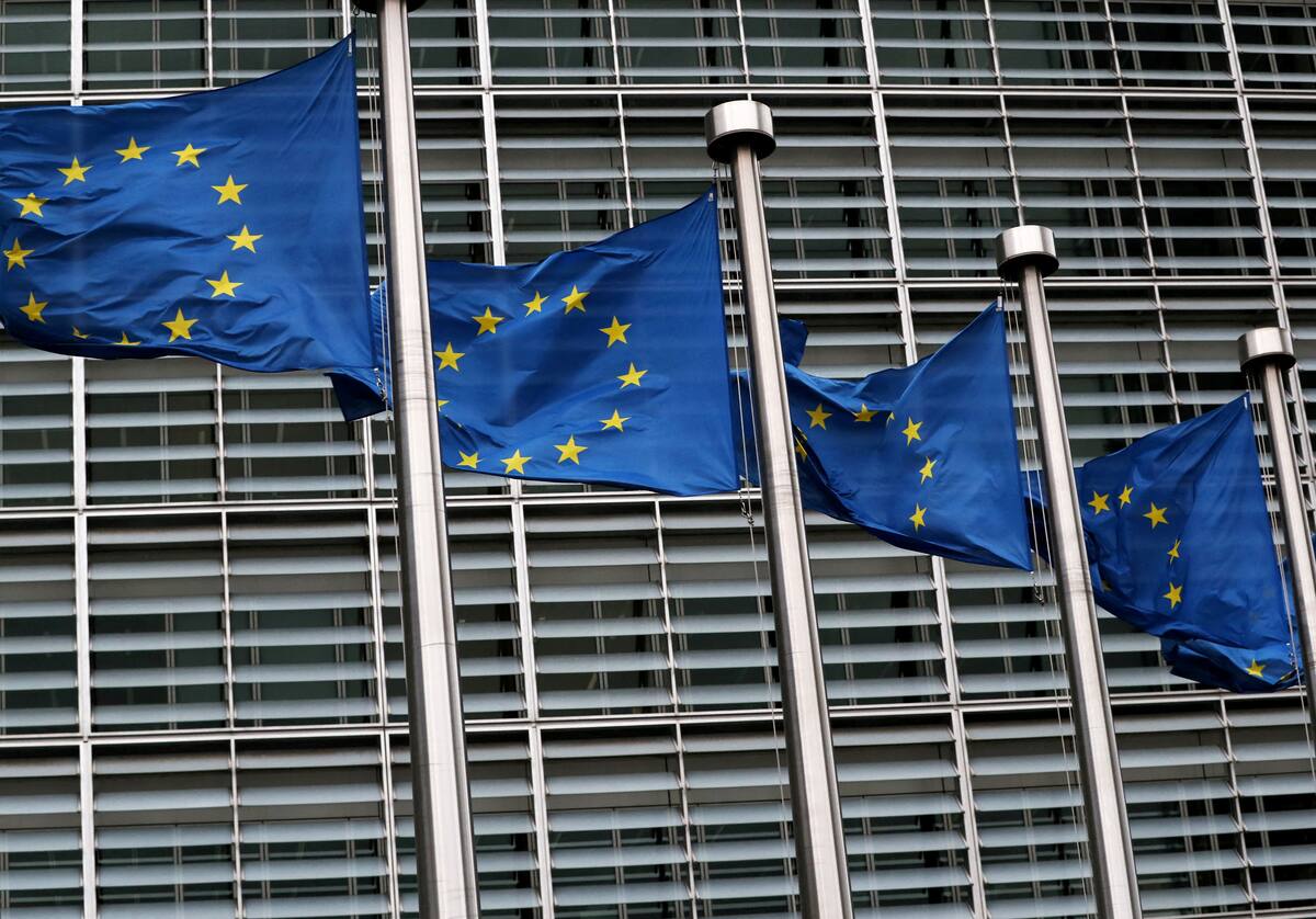 FOTO DE ARCHIVO: Las banderas de la Unión Europea ondean frente a la sede de la Comisión Europea en Bruselas, Bélgica, 6 de marzo de 2019. REUTERS/Yves Herman
