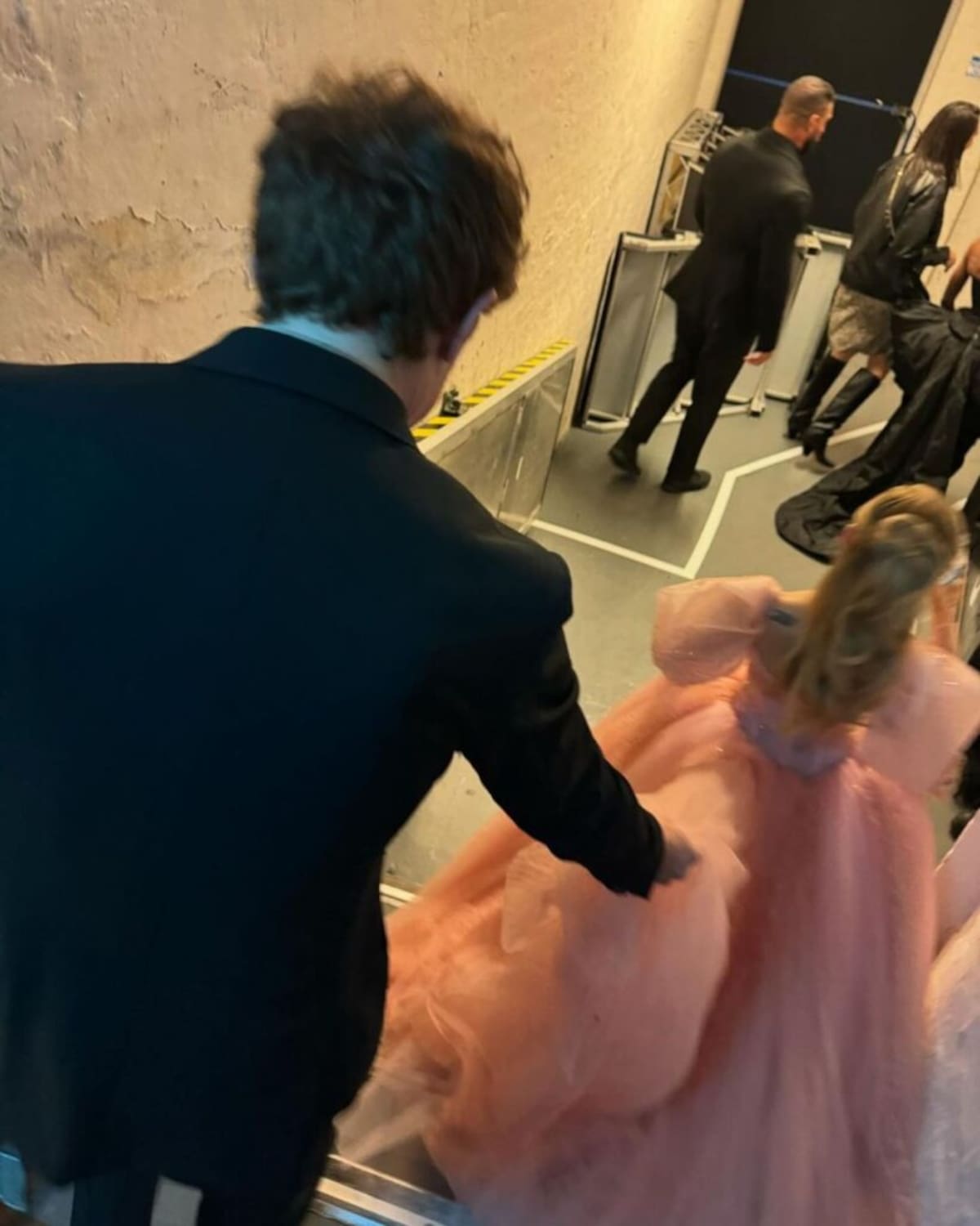 Ethan Slater y Ariana Grande durante el rodaje de 'Wicked', detrás de cámaras. @arianagrande