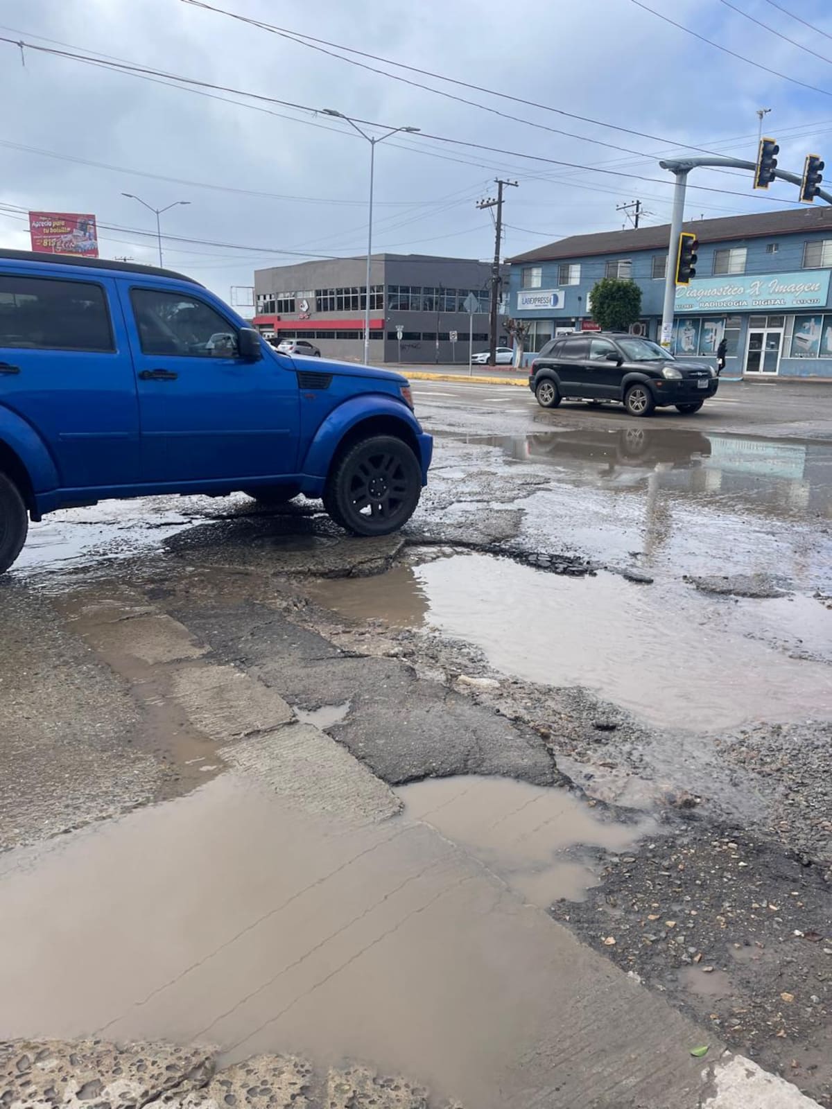 Las recientes lluvias registradas en el municipio han evidenciado el deterioro del pavimento sobre el bulevar Benito Juárez, donde han aparecido nuevos baches y se han profundizado varios más. Foto: Carmen Gutierrez