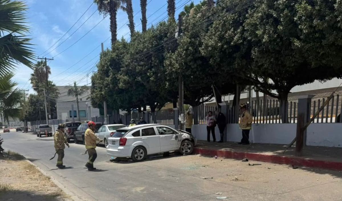 Una mujer de aproximadamente 50 años salió ilesa tras la volcadura de su vehículo en el bulevar Los Olivos Norte, donde solo se reportaron daños materiales.
Fotos: Border Zoom.