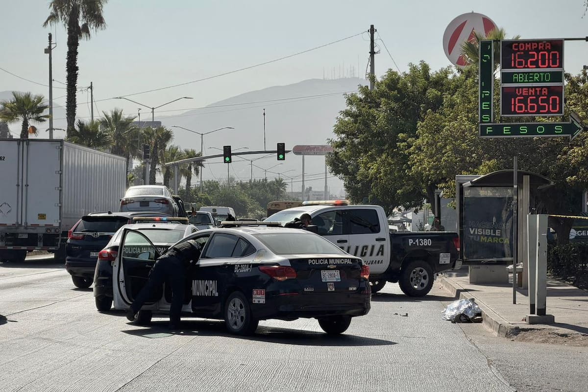 Un hombre murió tras ser atacado a balazos afuera de un Oxxo en Río Tijuana; policías detuvieron a un sospechoso que habría arrojado un arma a la canalización. Foto: Cortesía / Border Zoom