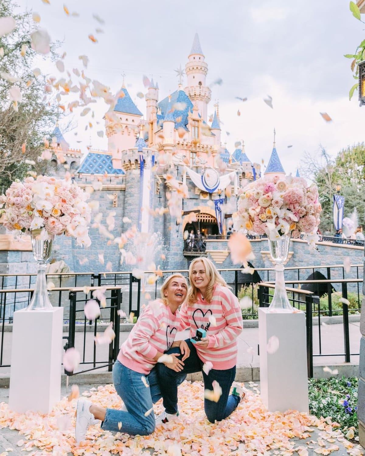 El momento mágico en que Rebel Wilson le propuso matrimonio a Ramona Agruma en Disneyland, rodeadas de encanto y amor.