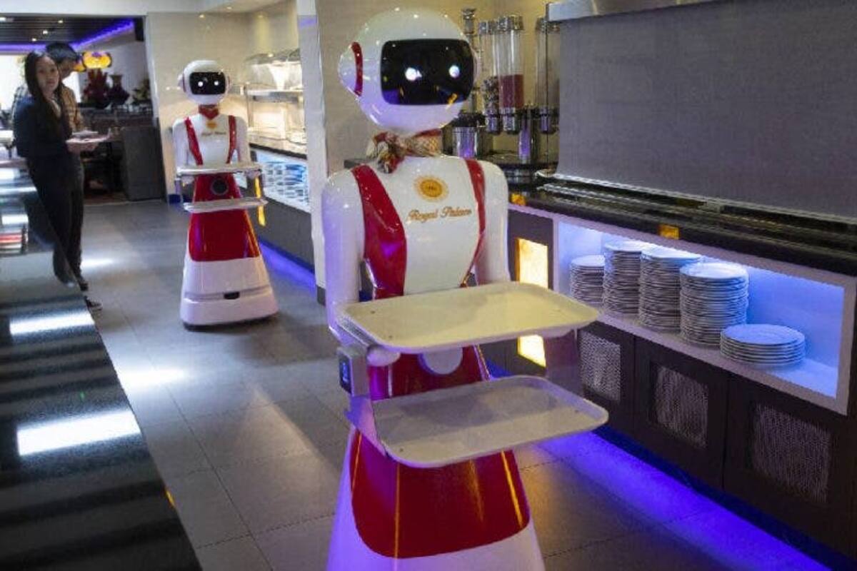 Holanda ya cuenta con meseros robots para evitar el contagio del coronavirus