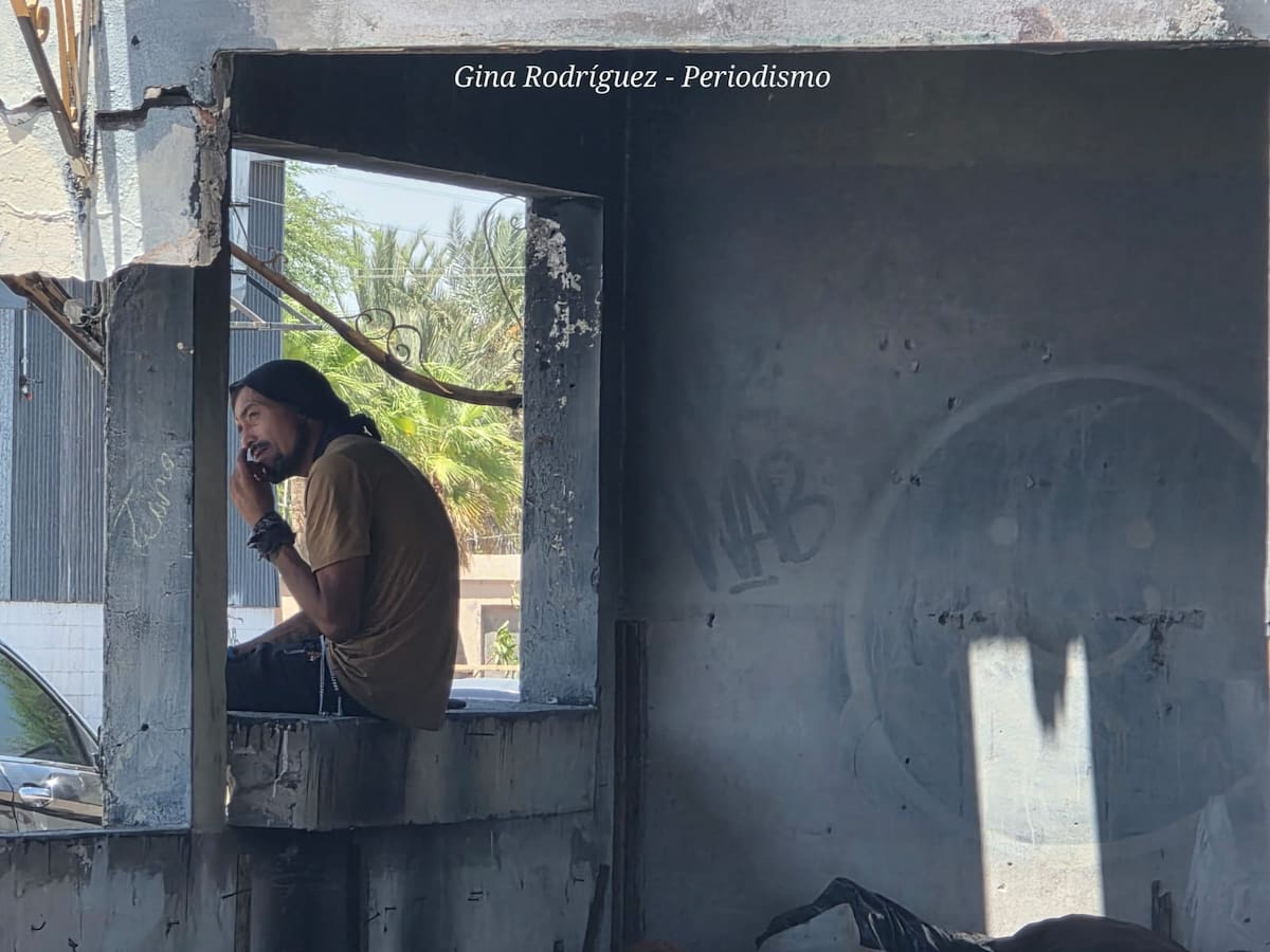 Quienes transitan por la zona pueden observar diariamente la presencia de personas al interior del inmueble, así como colchones, cobijas, ropa y otras pertenencias.│Foto: Gina Rodríguez
