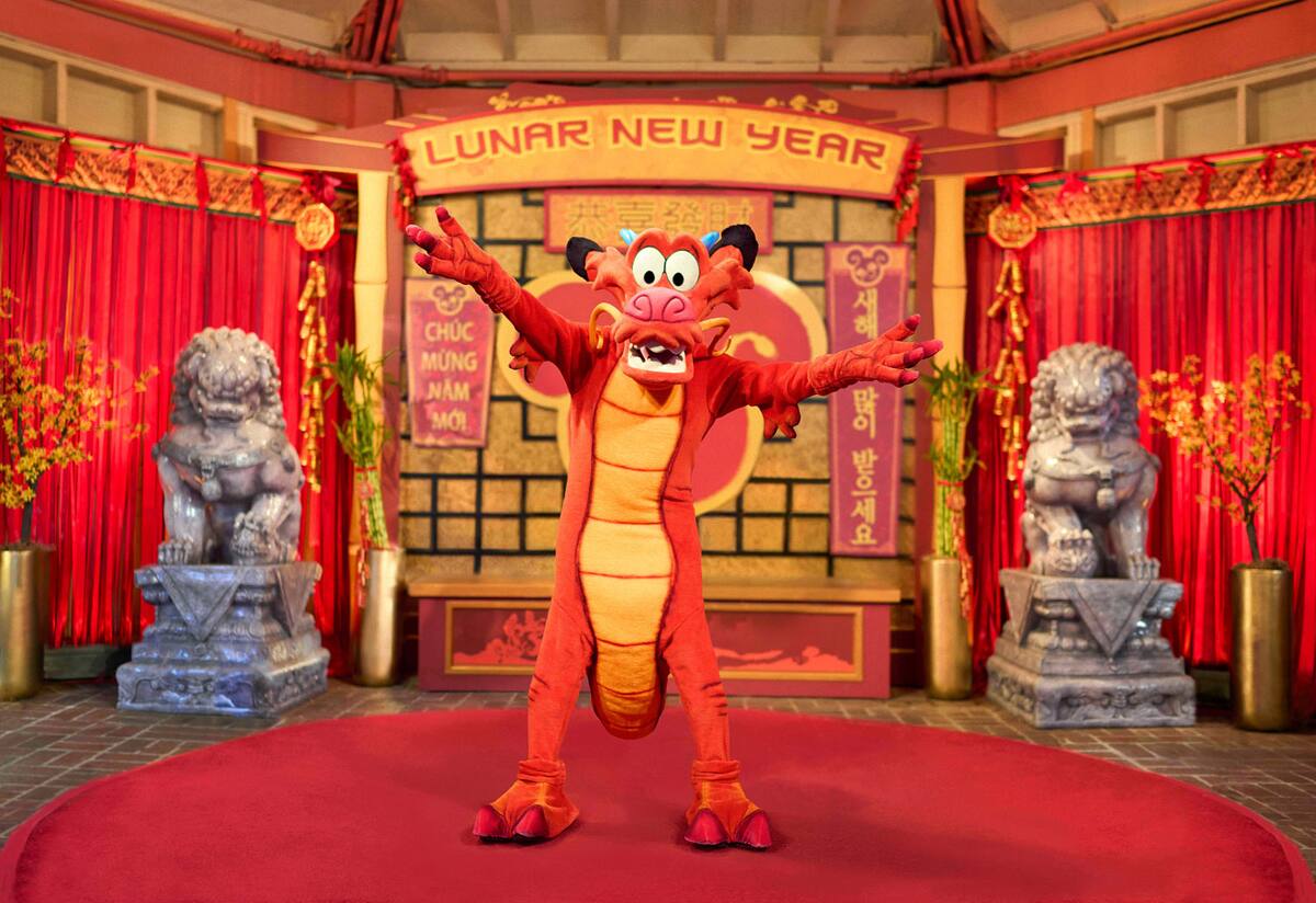 Para el Año del Dragón, Mushu de “Mulan” de Walt Disney Animation Studios lidera el camino en la “Procesión del Año Nuevo Lunar de Mulan”.