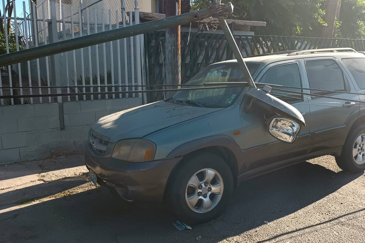 Vientos derriban postes y caen en autos