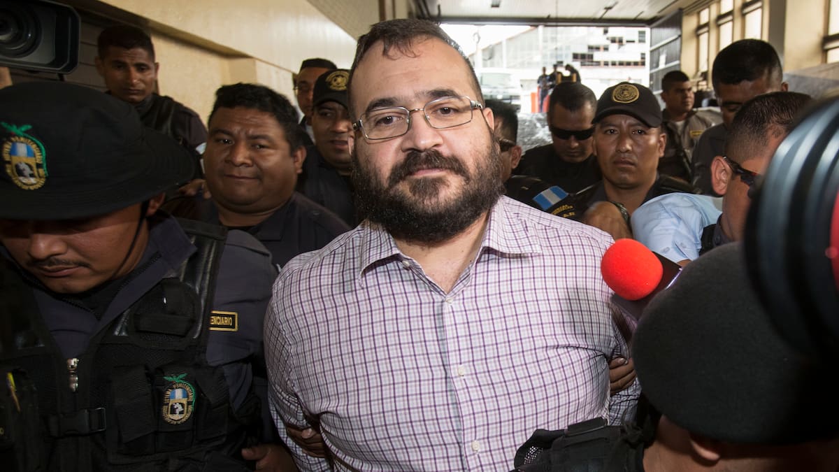 Javier Duarte concluye condena de 9 años por asociación delictuosa, pero seguirá en prisión por nuevo proceso por desvío de recursos públicos; la FGR busca hasta 21 años de cárcel mientras su defensa impugna la vinculación a proceso