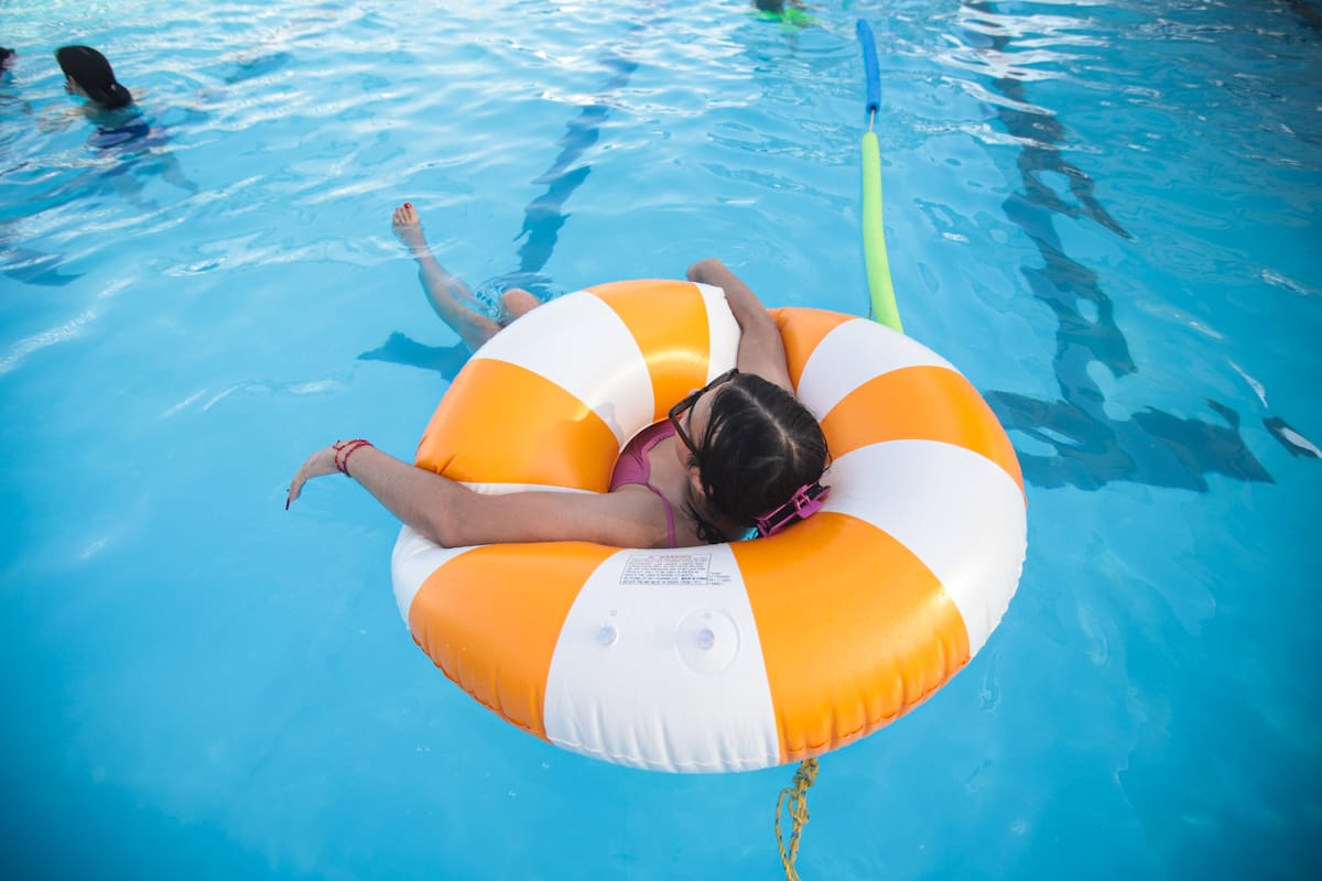 Mexicalenses se refugian del calor en albercas públicas