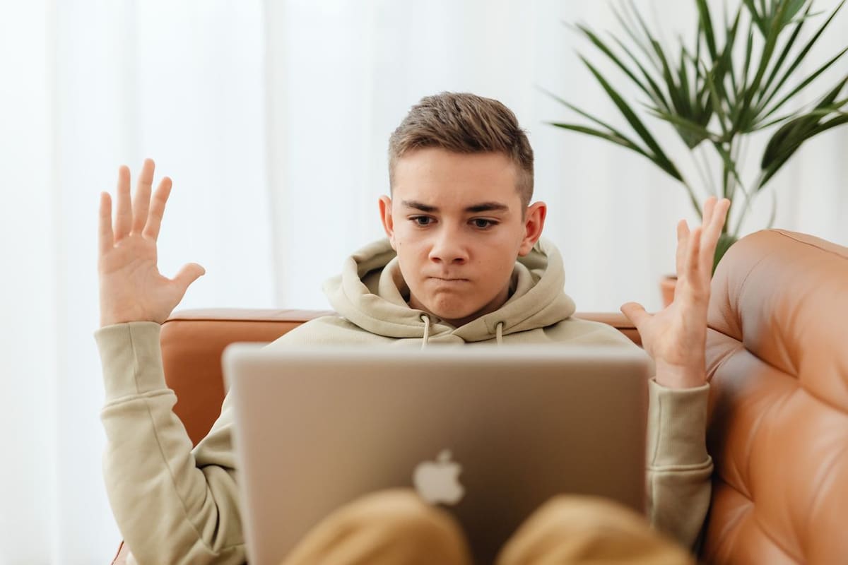 La emoción de viajar o comprar boletos para un evento, puede distraer al momento de realizar la compra, lo que podría llevar a enfrentar escenarios como fraudes o incumplimiento de proveedores. | Foto: Pexels