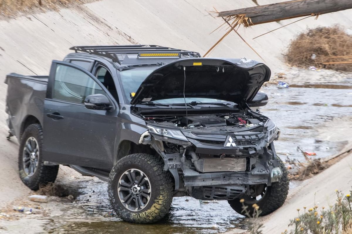 Choque múltiple y poste derribado generan caos vial en el Clouthier