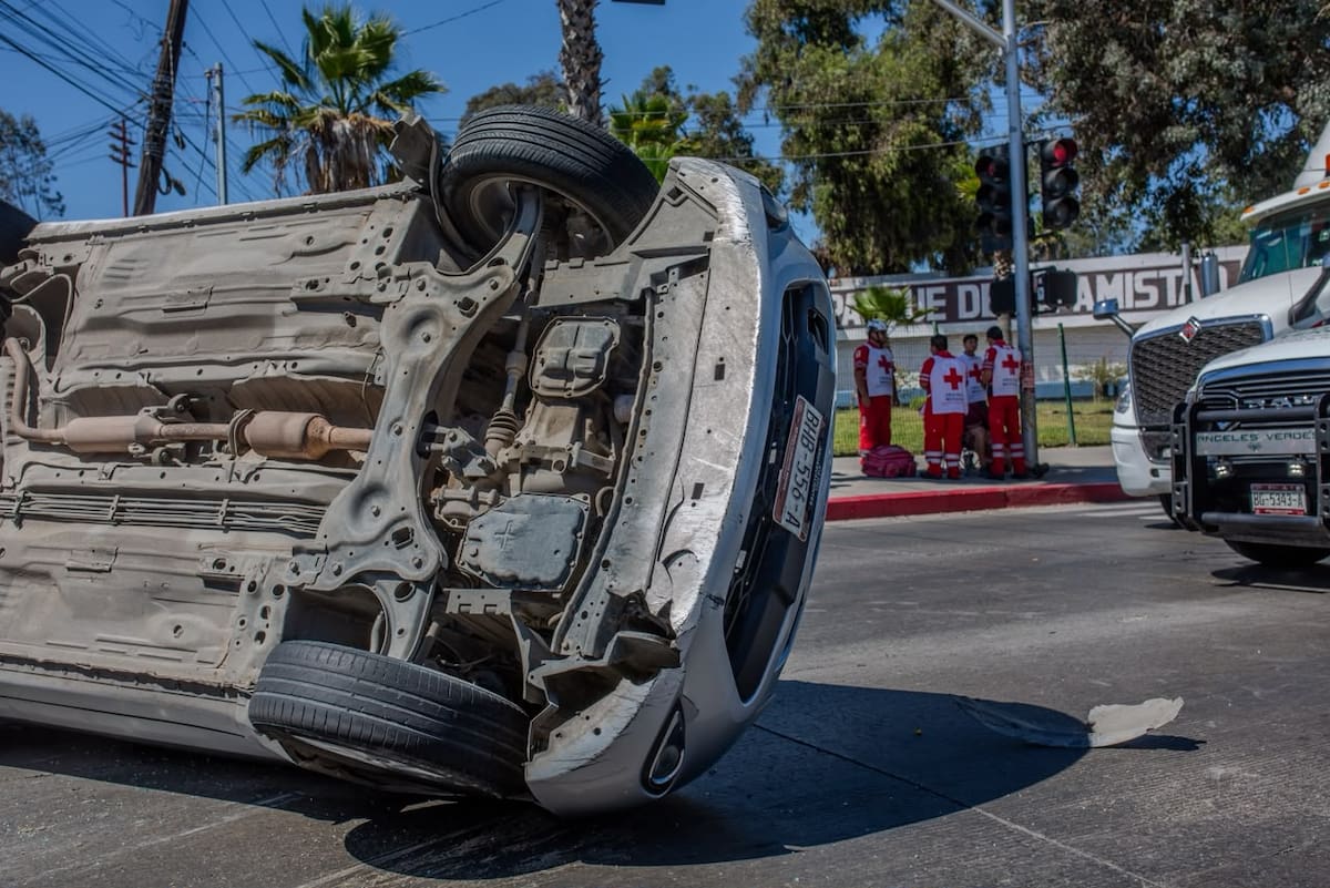 Un Nissan March volcó tras chocar con una camioneta en Otay Centenario. Paramédicos descartaron lesionados y Tránsito Municipal investiga las causas del accidente. Foto: Border Zoom.