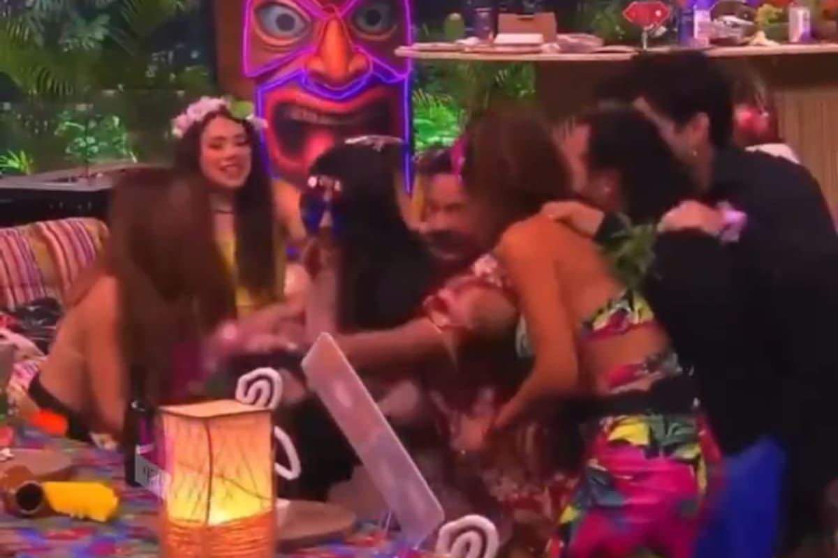 Shiky jalonea el cabello a Abelito en la fiesta hawaiana de La Casa de los Famosos México