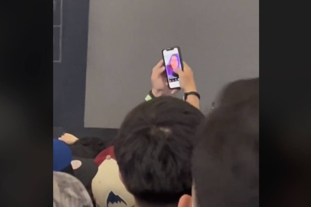 Viral: Hombre usa Tinder durante concierto y el público le ayuda