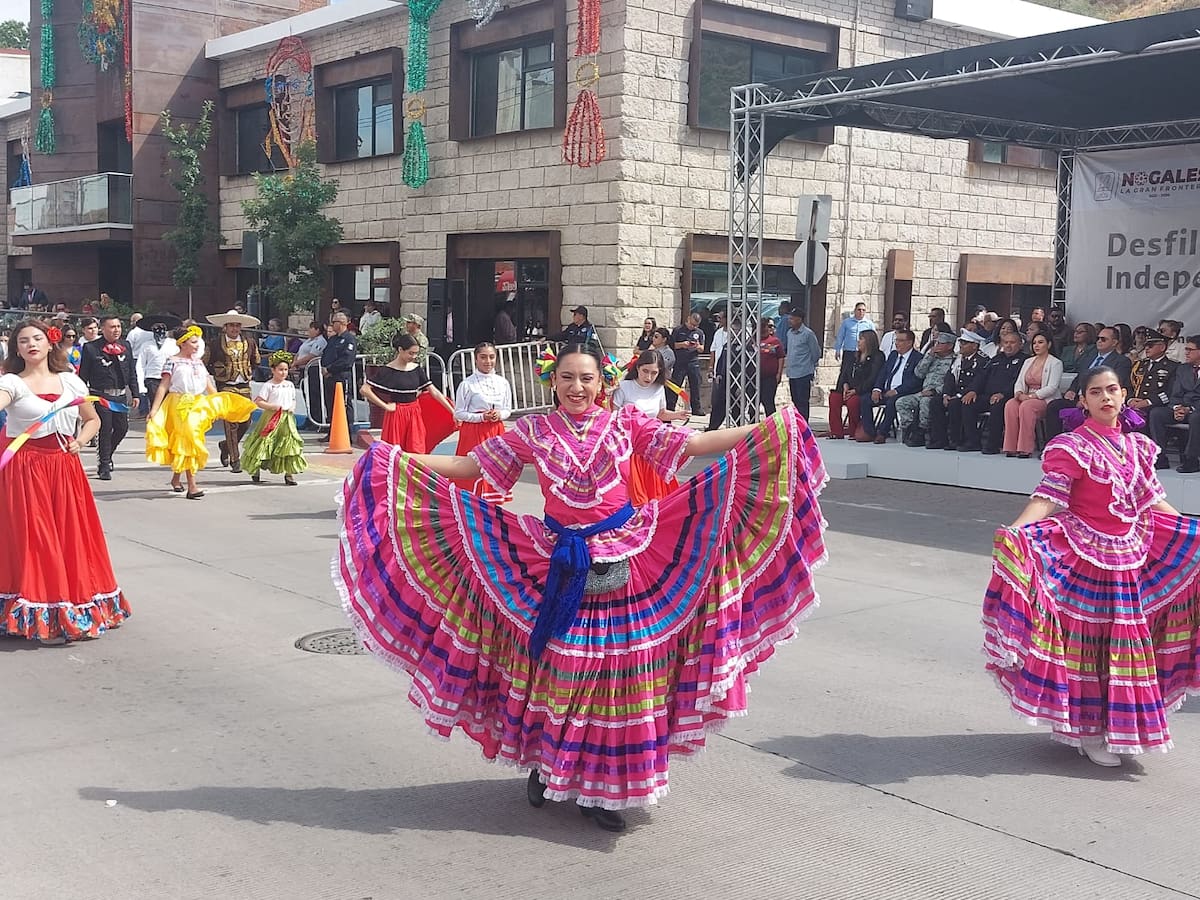 Realizan colorido desfile cívico militar en Nogales