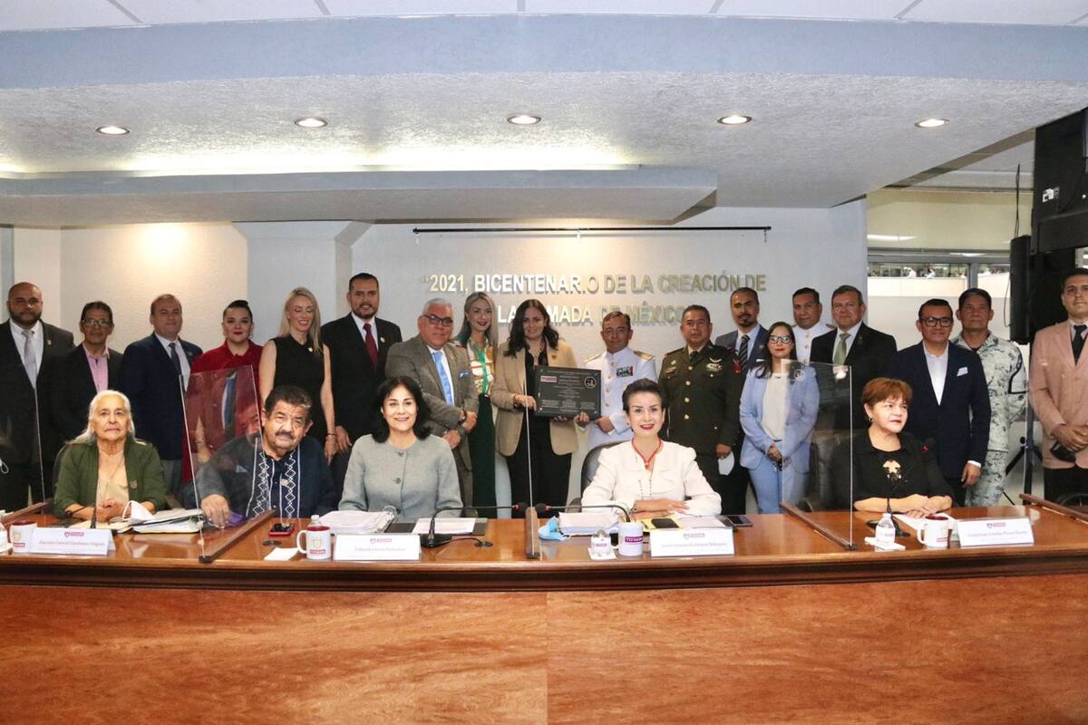 Devela cabildo de Tijuana leyenda dorada conmemorativa al bicentenario de la creación de la Armada de México
