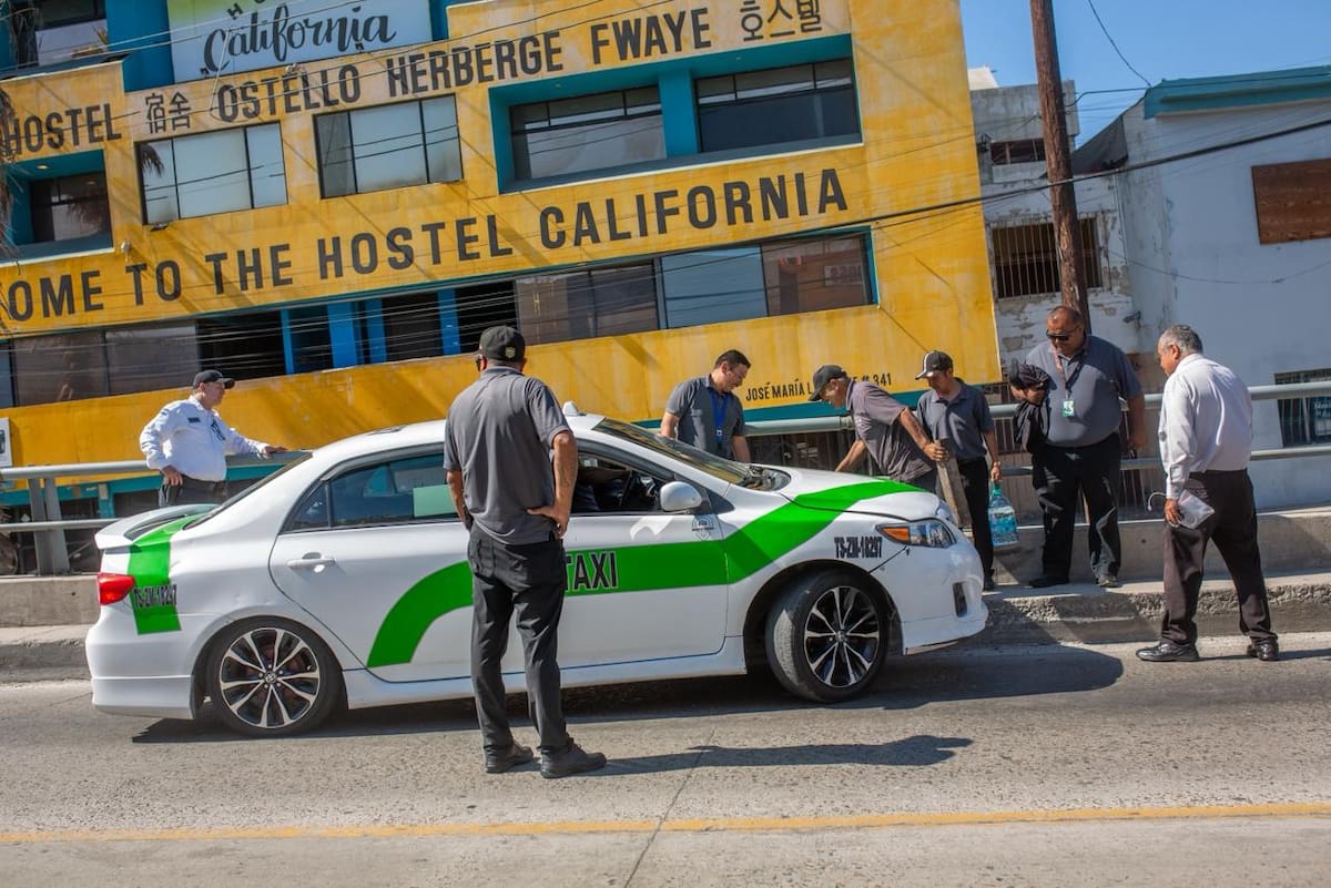 El accidente ocurrió en la salida hacia la línea internacional; el conductor resultó ileso tras impactarse contra el muro de contención. Foto: BorderZoom