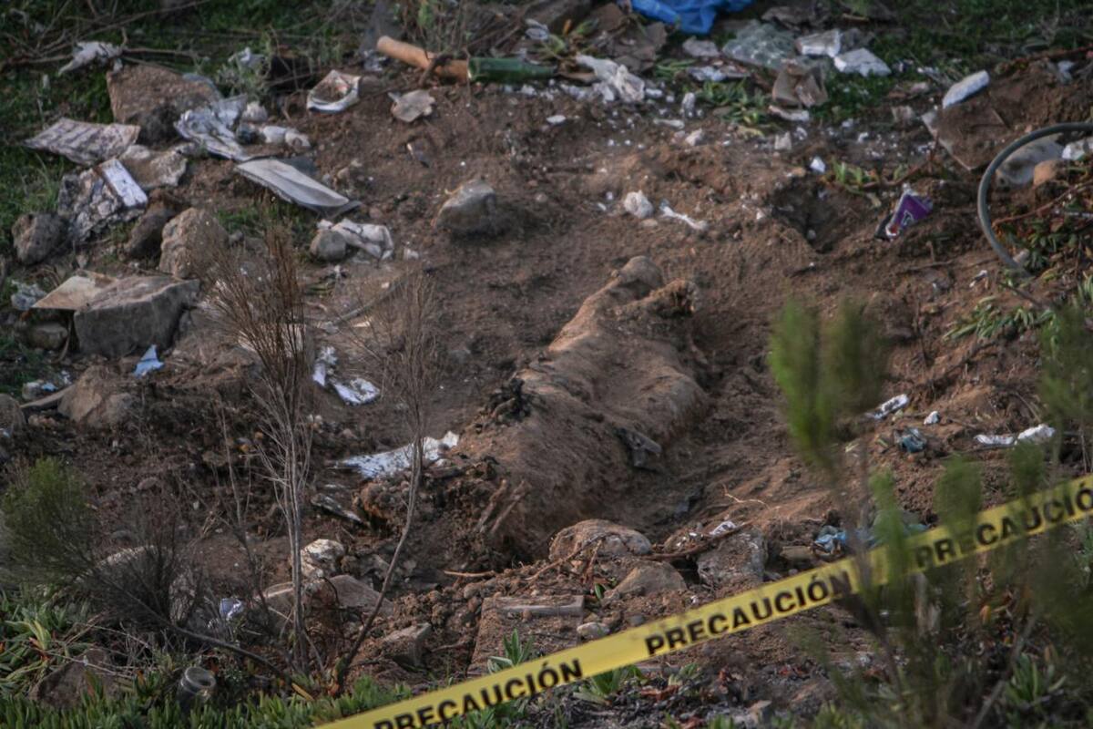 Un cuerpo en estado de descomposición fue localizado enterrado de manera clandestina en una zona de cerro del fraccionamiento Hacienda Las Delicias III. Foto: Border Zoom