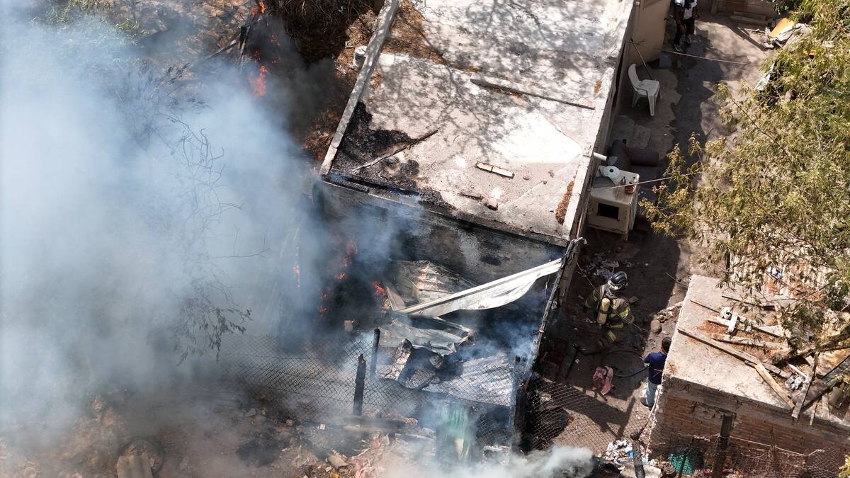 Una casa de madera y cartón fue destruida por el fuego en la colonia Coloso, pero gracias a la acción conjunta se evitó una tragedia mayor.