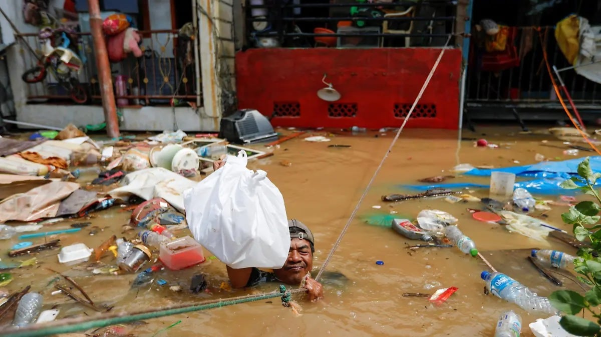 Durante décadas, millones de personas migraron desde zonas rurales en busca de empleo, educación y servicios, lo que intensificó la ocupación del suelo y la presión sobre el agua, el transporte y la vivienda. Foto: Reuters