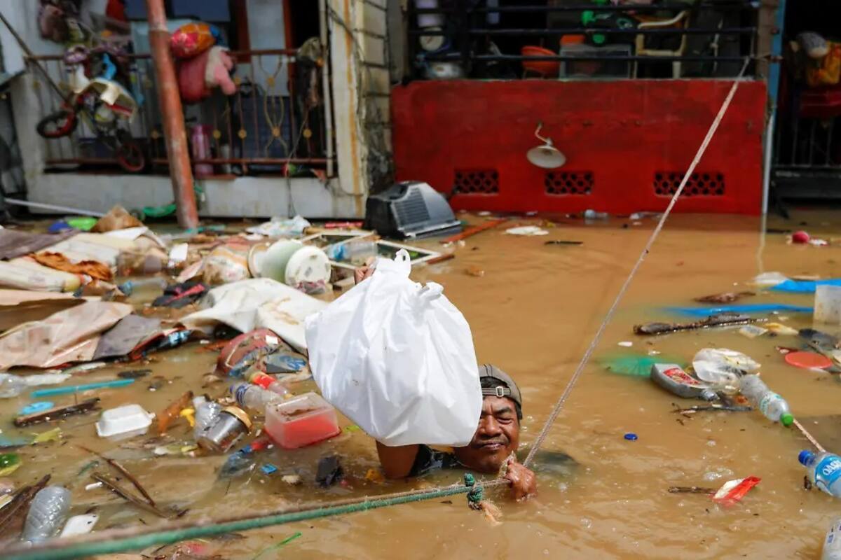 La megaciudad de Yakarta, que es la más poblada del mundo, se está hundiendo, poniendo en riesgo la vida de 42 millones de habitantes