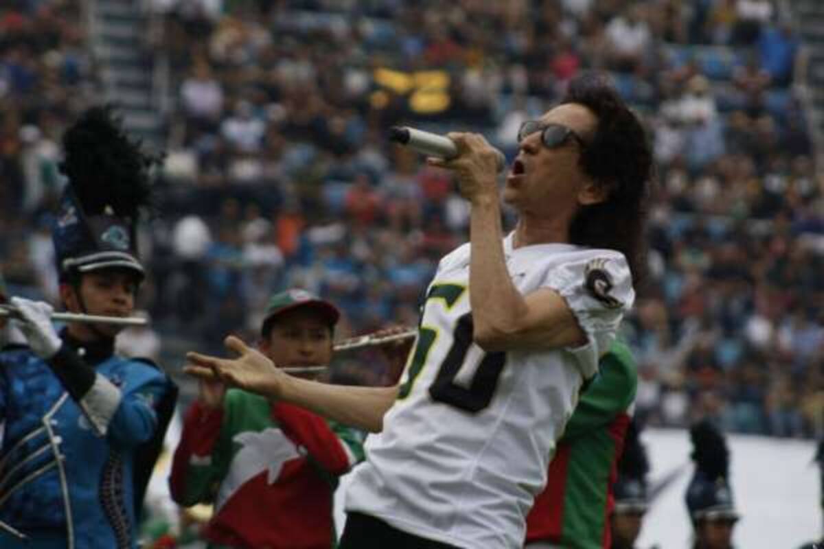 Critican a Alex Lora por cantar Himno en Tazón México