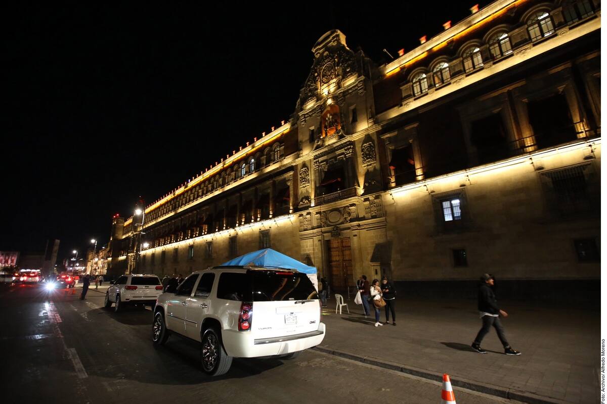 Se muda AMLO a Palacio; desalojan a trabajadores