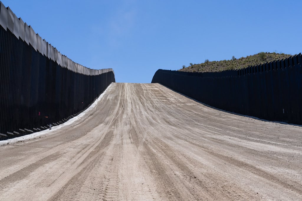 Fallo permite construir el muro fronterizo de Trump entre Sonora y Arizona, pero el posible requisito de permisos para ingresar a tierras ancestrales Tohono O’odham abre otro frente en la disputa