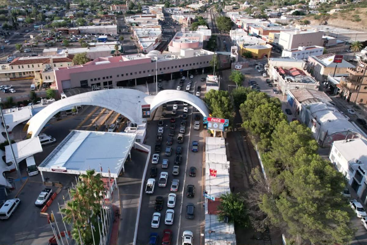 Persisten largas filas en Nogales