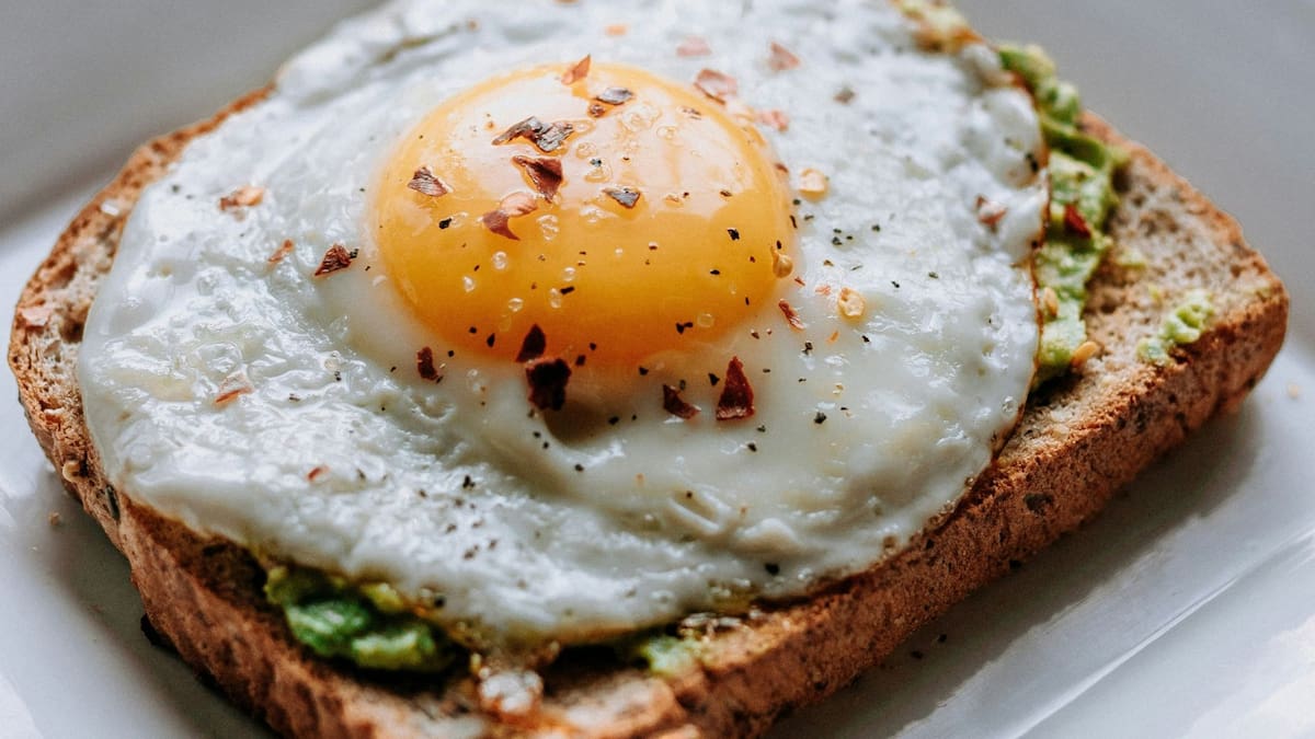 ¿Es más saludable comer solo claras de huevo?