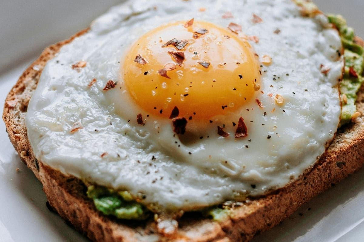 ¿Es más saludable comer solo claras de huevo? Esto dicen los expertos