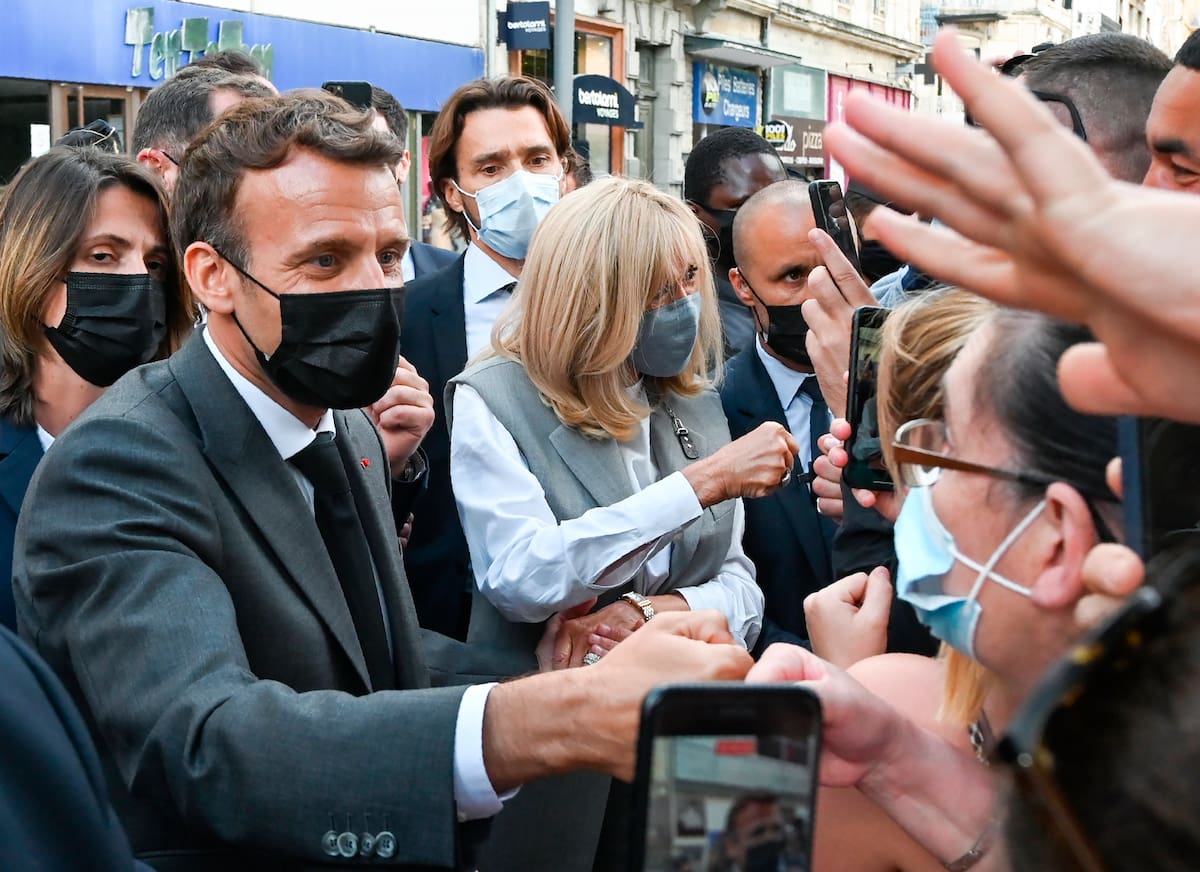 El presidente francés, Emmanuel Macron, y su esposa, Brigitte Macron, este miércoles en Valence. EFE/EPA/PHILIPPE DESMAZES / POOL MAXPPP OUT
