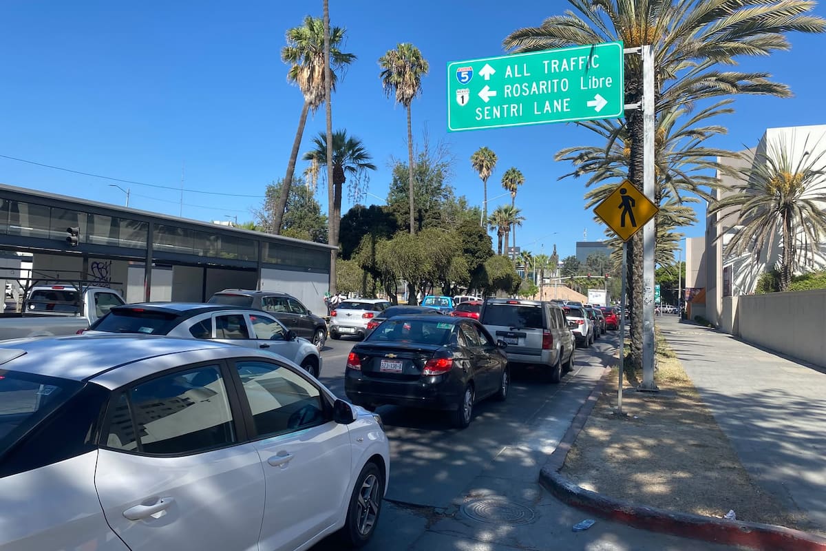 Falta de coordinación entre semáforos agrava el tráfico en Tijuana