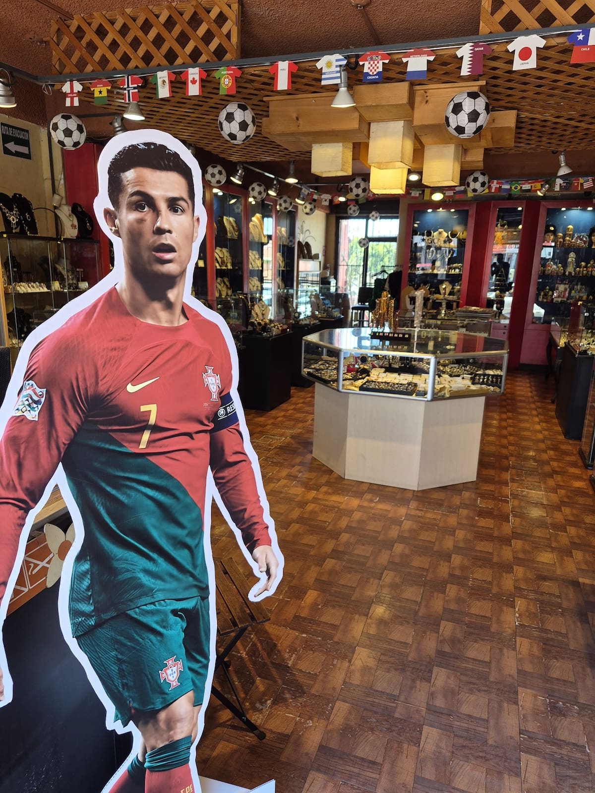 Comerciantes de la calle Primera decoran sus negocios con temática mundialista y lanzan promociones para atraer a turistas y aficionados rumbo al Mundial 2026. Fotos: Cortesía.