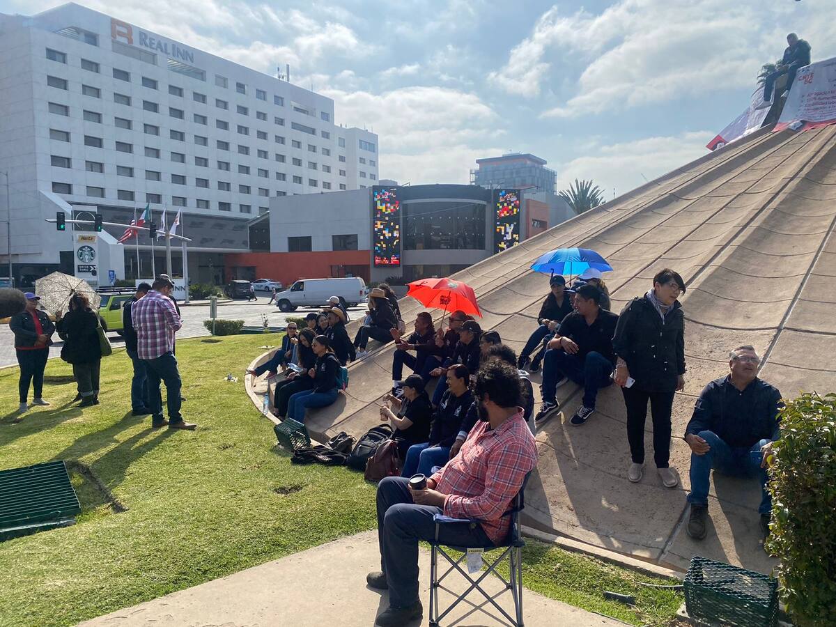 Los inconformes también se manifestaron por el pago de finiquitos a docentes que ya cumplieron con sus años laborados.