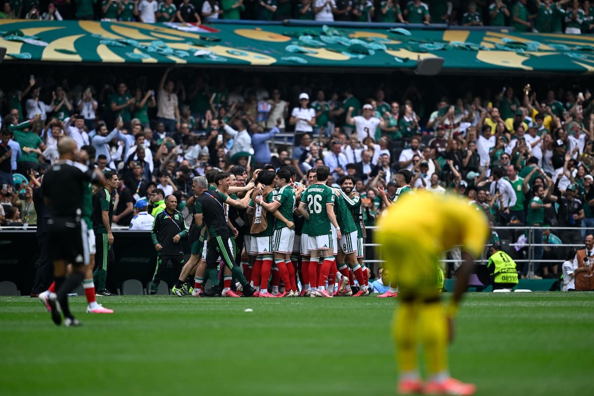 CIUDAD DE MEXICO, 11 junio, 2026 (Xinhua) -- Jugadores de México festejan una anotación durante el partido del Grupo A de la fase de grupos de la Copa Mundial de la FIFA 2026 ante Sudáfrica, celebrado en el Estadio Ciudad de México, en la Ciudad de México, capital de México, el 11 de junio de 2026. (Xinhua/Li Muzi) (ra) (ce)